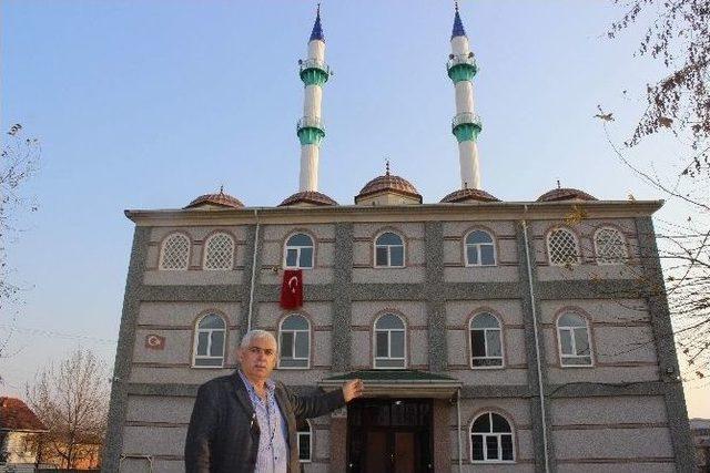 Bu Köyün Minaresi Var, Camisi Yok...