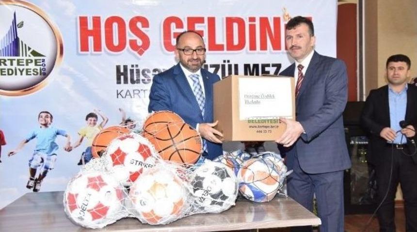 Kartepe Belediyesi&rsquo;nden 70 Okula Spor Malzemesi Yardımı