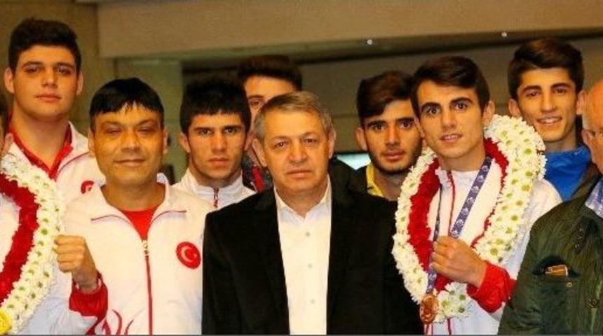 D&uuml;nya Şampiyonuna Muhteşem Karşılama