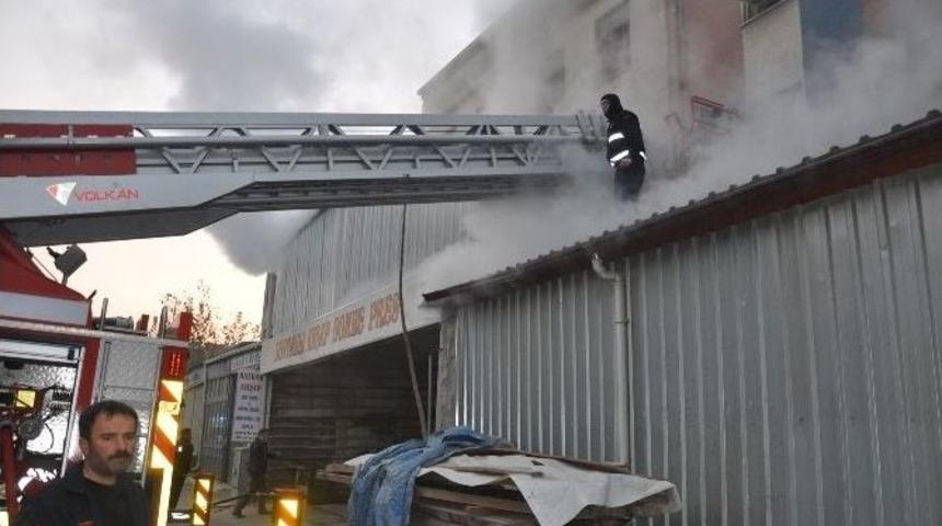 Bursa&rsquo;da Mobilya İmalathanesinde Korkutan Yangın