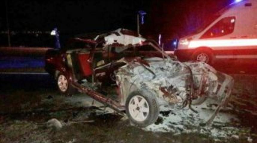 Otomobil, Trakt&ouml;re &Ccedil;arptı: 1 &Ouml;l&uuml;, 2 Yaralı