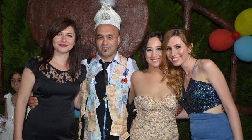 (&ouml;zel Haber) Yeğeninin S&uuml;nnet Kıyafetini Giyip Takıları Topladı