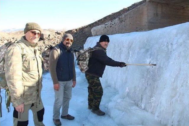 Oltu’da Dereler Buz Tuttu