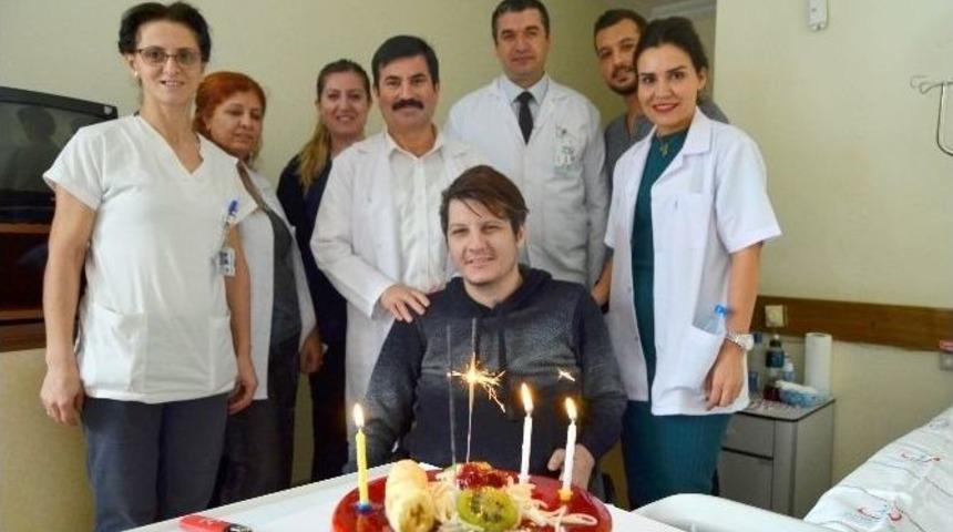 Tunceli Gazisi&rsquo;ne Hastanede S&uuml;rpriz Doğum G&uuml;n&uuml;