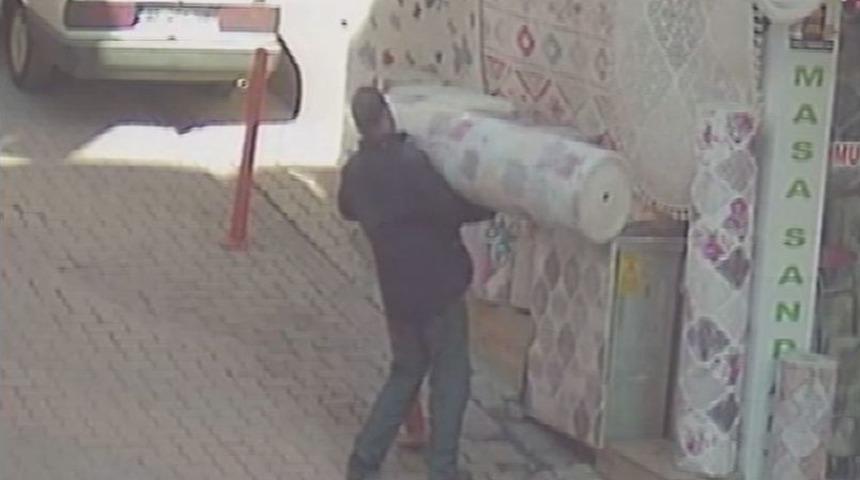 Halıyı &Ouml;nce Okşadı, Sonra &Ccedil;aldı