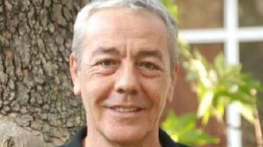 Merdivenden D&uuml;şen Tiyatro Sanat&ccedil;ısı M&uuml;nir Ak&ccedil;a Hayatını Kaybetti