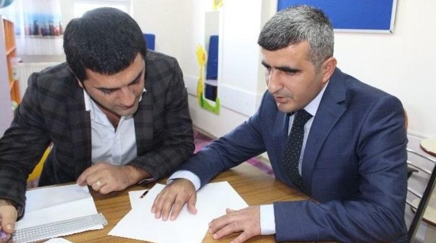 G&ouml;rme Engelli &Ouml;ğretmenin Azmi &Ouml;rnek Oluyor