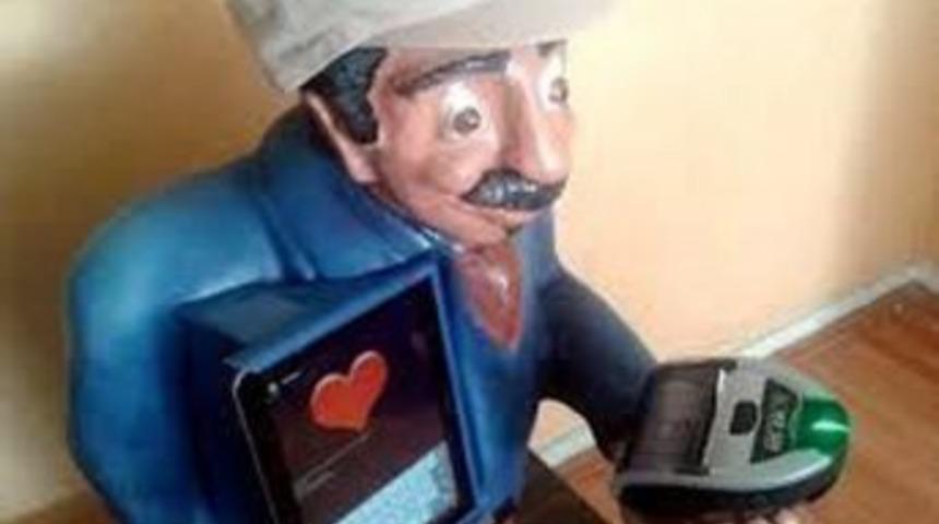 Şiir Yazan Robot G&ouml;r&uuml;c&uuml;ye &Ccedil;ıkıyor