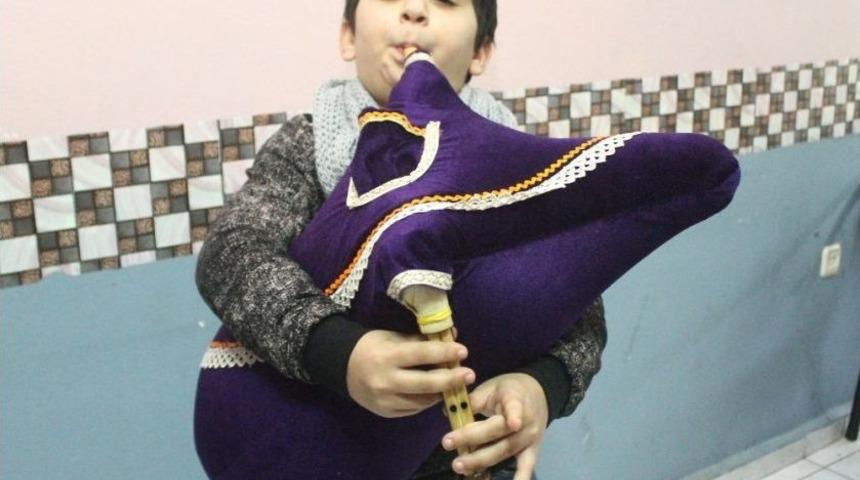 Hem Eğleniyor Hem De K&uuml;lt&uuml;rlerini &Ouml;ğreniyorlar