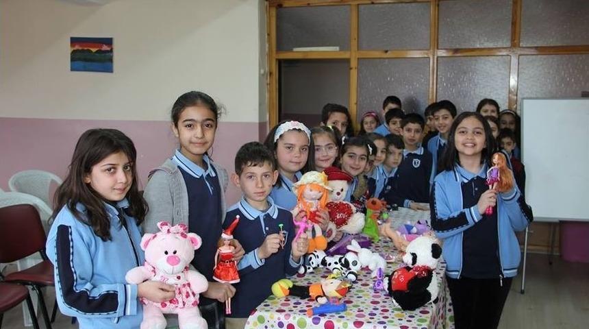 İhtiya&ccedil; Sahibi &Ouml;ğrencilere Oyuncaklı Destek