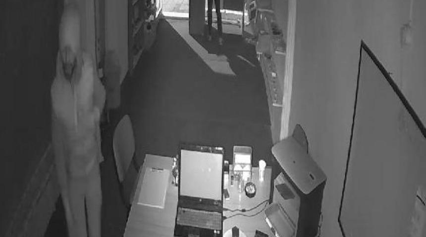 Elektronik Eşya Hırsızları G&uuml;venlik Kamerasına Yakalandı