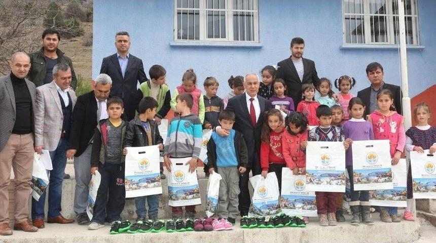 "100 K&ouml;y Okuluna 100 K&uuml;t&uuml;phane" Projesi