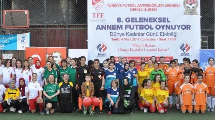 Kadınlar Şiddete Dikkat &Ccedil;ekmek I&ccedil;in Futbol Oynadı