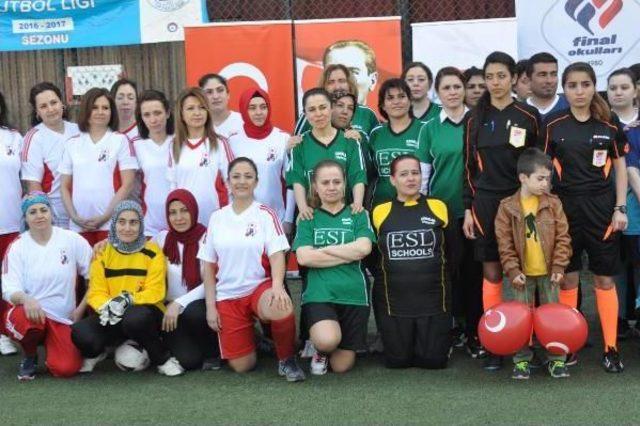 Kadınlar Şiddete Dikkat Çekmek Için Futbol Oynadı