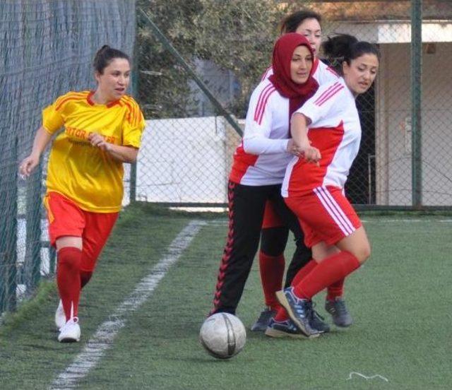 Kadınlar Şiddete Dikkat Çekmek Için Futbol Oynadı