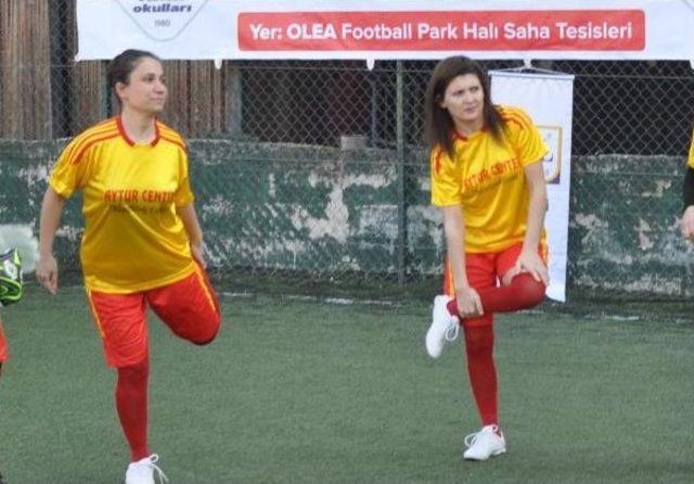 Kadınlar Şiddete Dikkat Çekmek Için Futbol Oynadı