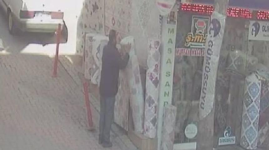 Aksaray'daki Halı Hırsızğığı G&uuml;venlik Kamerasında