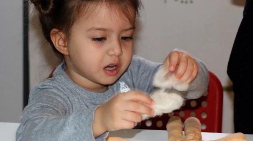 &Ccedil;ocuklar, Bez Bebek Yapmayı &Ouml;ğreniyor