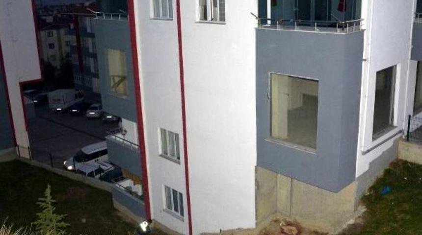 5 G&uuml;nl&uuml;k Evli Kadın, Eşiyle Tartışınca 4'&uuml;nc&uuml; Kattan Atladı