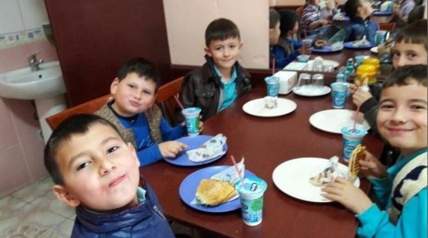 Kitap Kurdu &Ouml;ğrencilere &Ouml;ğretmenden D&ouml;ner İkramı