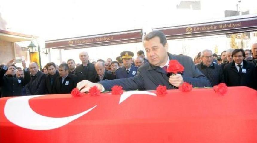 Kanserden &Ouml;len Kaymakamın Tabutun, Validen Kırmızı Karanfil