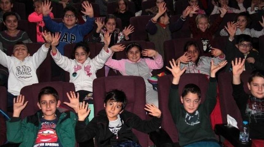 &Ccedil;ocuklar Tiyatroyla Buluştu