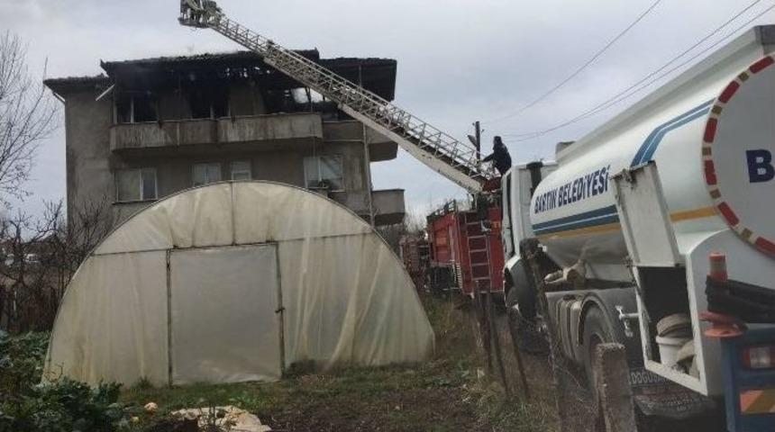 3 Katlı Evin &Ccedil;atısında Yangın