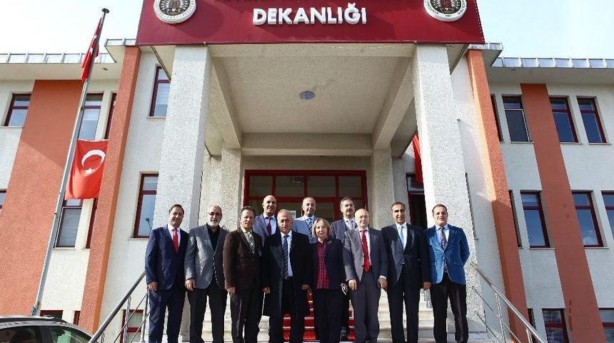 Rekt&ouml;r &Ccedil;omaklı Ve Y&ouml;netiminden, Tıp Fak&uuml;ltesi Ve Veteriner Fak&uuml;ltesi&rsquo;ne Ziyaret