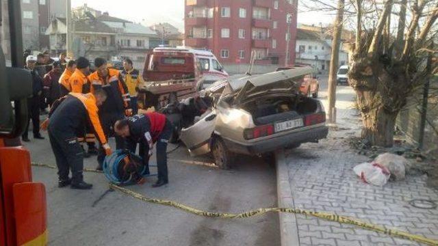 Otomobil, Yol Kenarındaki Ağaca Çarptı: 2 Ölü