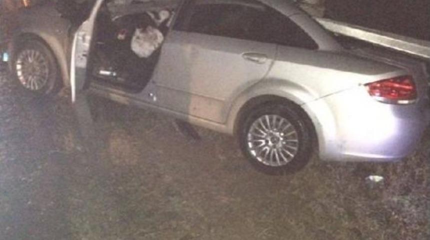 Otomobil Bariyerlere &Ccedil;arptı, Anne &Ouml;ld&uuml;, Oğlu Yaralandı