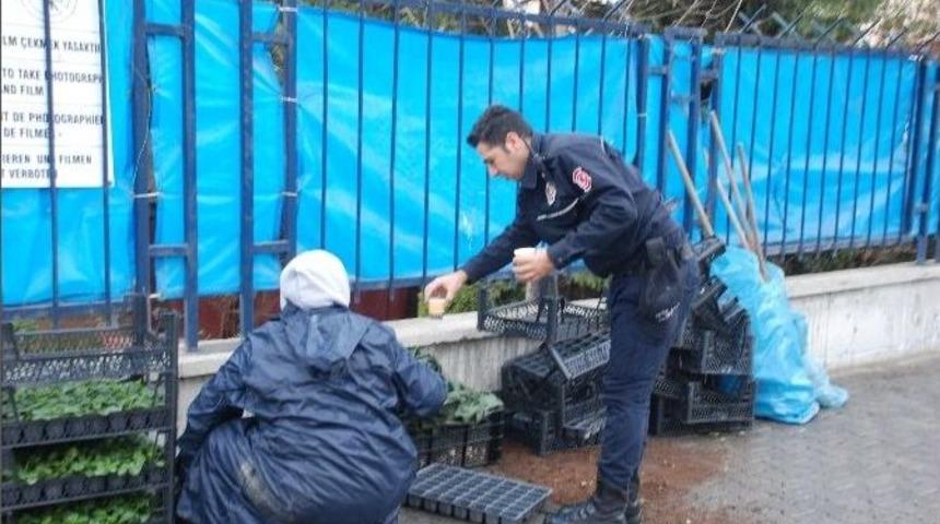 &Ccedil;evik Kuvvet Polislerinden &Ccedil;ay İkramı