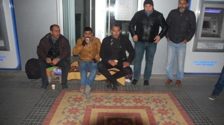 Toki&rsquo;nin 79 Evinden Birine Hak Kazanmak İ&ccedil;in 2 G&uuml;n Sıra Beklediler