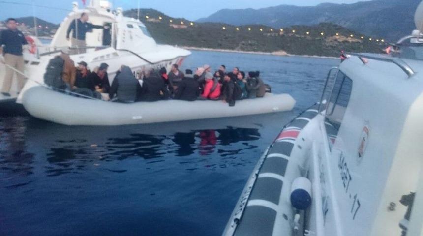 Sahil G&uuml;venlik Komutanlığı 1 Haftada 230 G&ouml;&ccedil;meni Yakaladı