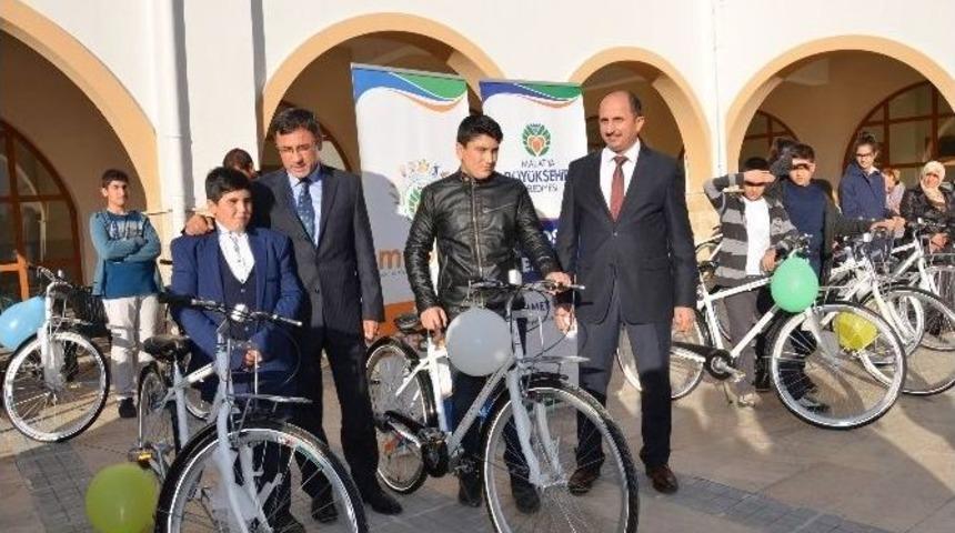 80 &Ouml;ğrenciye Bisiklet Hediye Edildi