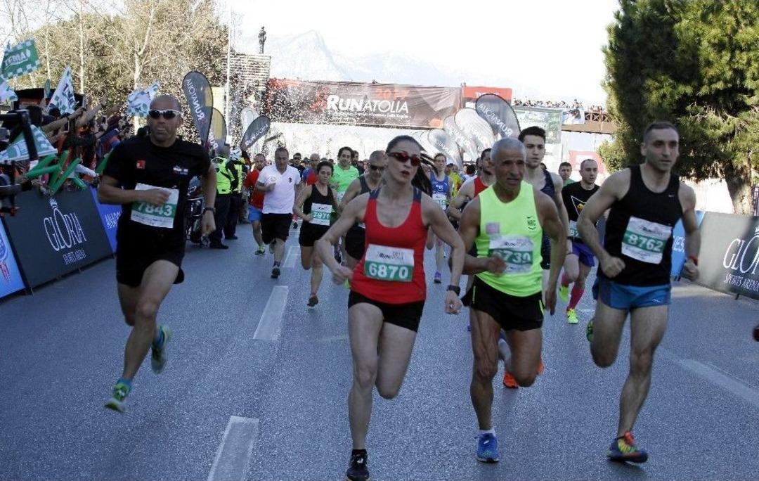8 Bin Kişi, 12. Runatolia Antalya Maratonu&rsquo;nda Ter D&ouml;kt&uuml;
