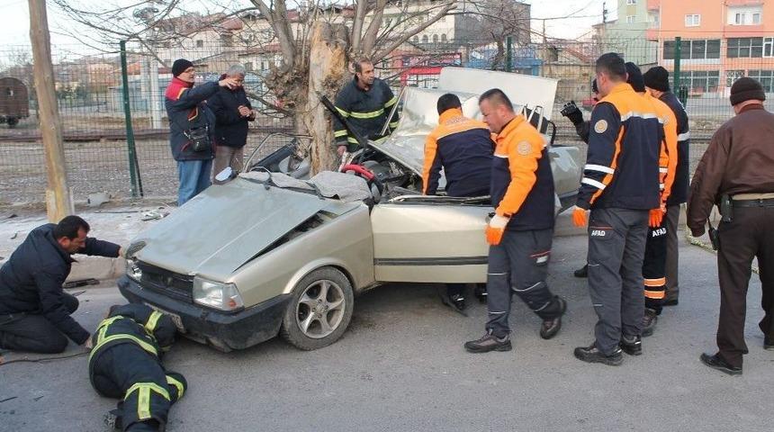 Niğde&rsquo;de Ağaca &Ccedil;arpan Ara&ccedil; Takla Attı: 2 &Ouml;l&uuml;