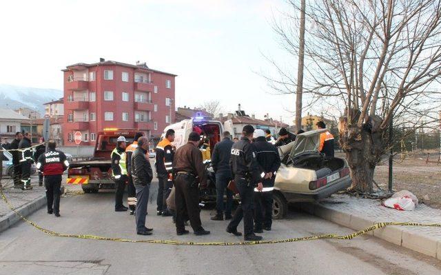 Niğde’de Ağaca Çarpan Araç Takla Attı: 2 Ölü