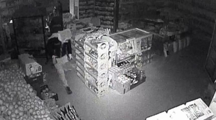 Market Hırsızları G&uuml;venlik Kamerasına Yakalandı