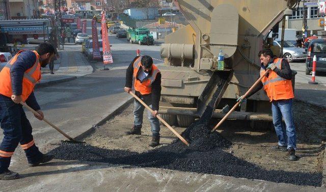 Büyükşehir’den Yıpranan Ve Bozulan Asfalta Bakım