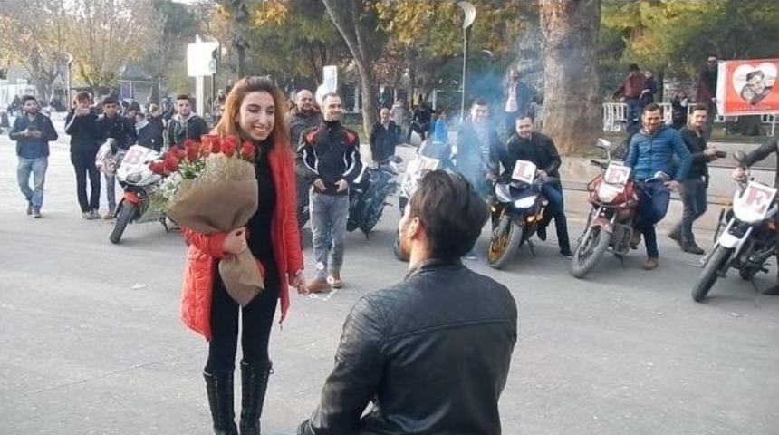 B&ouml;yle Olur Motorcunun Evlilik Teklifi