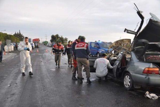 Otomobil Traktöre Çarptı: 2 Ölü, 3 Yaralı