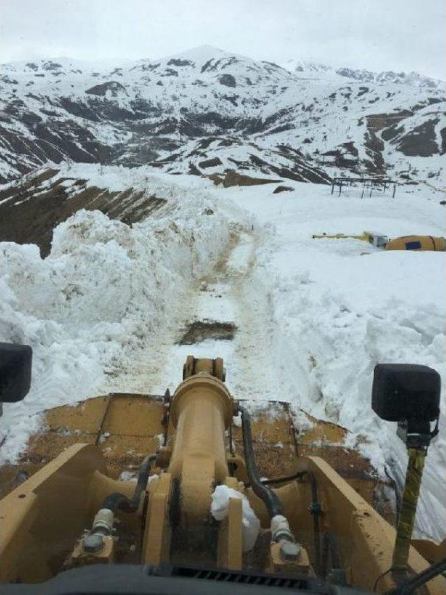 Yola Düşen Çığ 2 Saatte Temizlendi