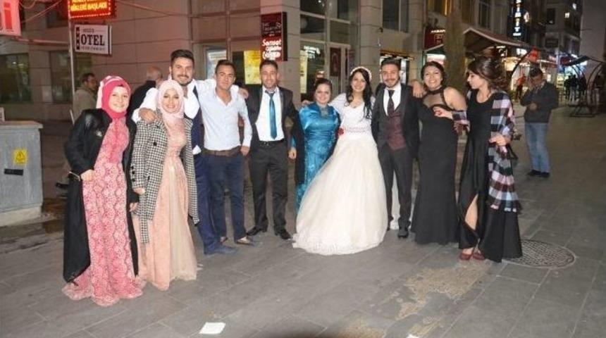 Gelin İle Damat Cadde Ortasında &Ccedil;iftetelli Oynadı