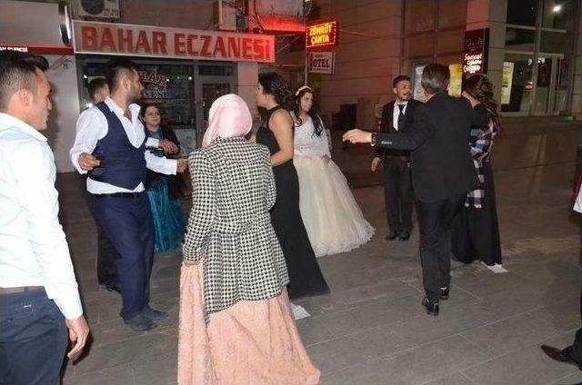 Gelin İle Damat Cadde Ortasında Çiftetelli Oynadı