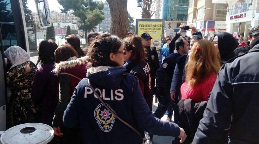 Abdullah &Ouml;calan&rsquo;ın Yeğeni Dilek &Ouml;calan&rsquo;ın Da Katıldığı İzinsiz G&ouml;steriye Polis M&uuml;dahale Etti