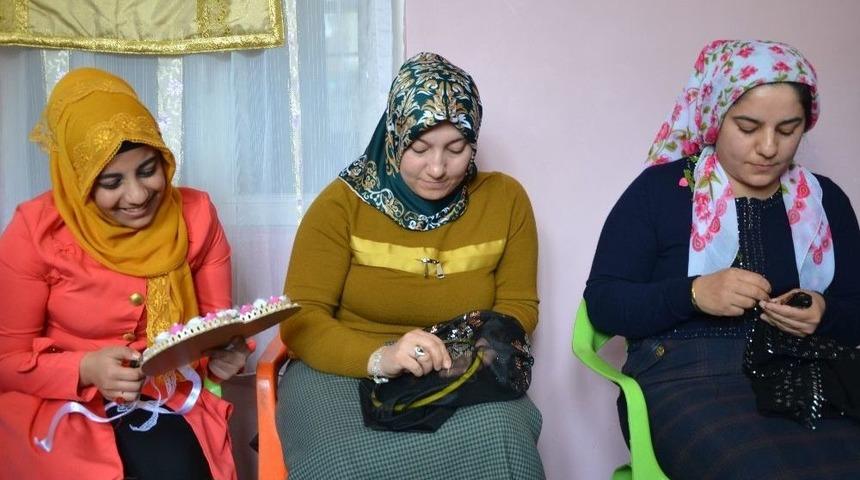 K&ouml;yde A&ccedil;ılan Kurs Gen&ccedil; Kızlara Umut Oldu