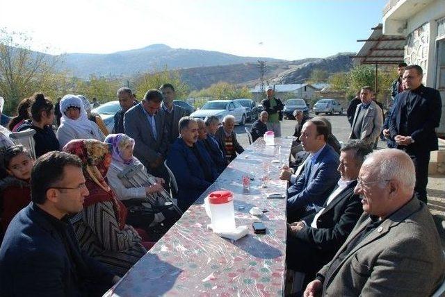 Vali Abdullah Erin Ve Protokol Üyeleri Köylülerle Bir Araya Geldi