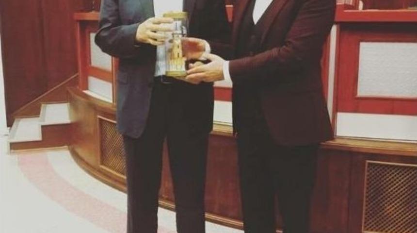 Belsa&rsquo;daki Konferansa Yazar Dilipak Katıldı