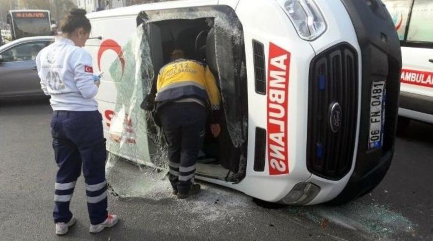 Ambulansla Kamyonet &Ccedil;arpıştı: 2 Yaralı