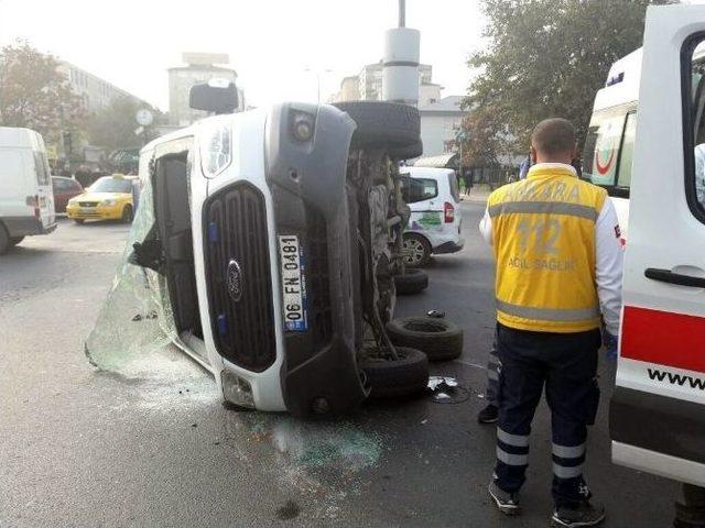 Ambulansla Kamyonet Çarpıştı: 2 Yaralı